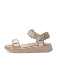 Beige sandaal met metalen banden, gevoerde voetbed en een platformzool. Heeft een zachte textuur en subtiele stikdetails.