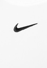 Nike logo u crnoj vezanoj izvedbi na bijeloj tkanini, s glatkom teksturom i elegantnim, minimalističkim dizajnom.
