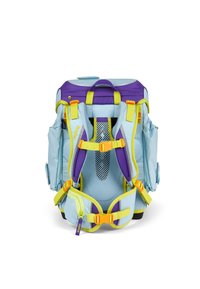 Zaino blu e viola con dettagli gialli, dotato di spallacci imbottiti, schienale in rete, numerose tasche e maniglia superiore per il trasporto.