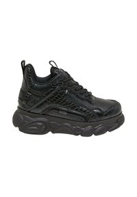 Zapatilla de plataforma negra con parte superior de cuero texturizado, cordones delanteros, lengüetas en la lengüeta y el talón, y suela gruesa esculpida.