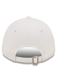 Gorra blanca con visera curva, tejido texturizado, correa ajustable en la parte trasera con un cierre metálico. Diseño suave y minimalista.