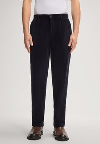 Marineblauwe corduroy broek met een rechte snit, twee voorkanten zakken en een enkele knoopsluiting. Glad oppervlak met verticale ribbels.