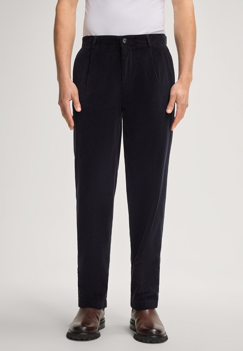 Marineblauwe corduroy broek met een rechte snit, twee voorkanten zakken en een enkele knoopsluiting. Glad oppervlak met verticale ribbels.
