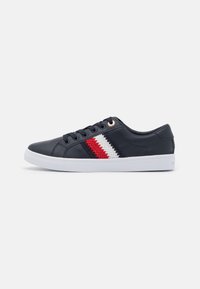 Sneaker in pelle blu navale con suola in gomma bianca, presenta un dettaglio a strisce intrecciate rosse e bianche, lacci tondi e occhielli dorati.