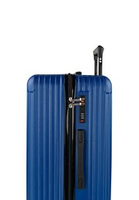 Maleta rígida azul marino, con superficie texturizada, cremallera negra, cerradura de combinación y asa retráctil. Diseño acanalado vertical.