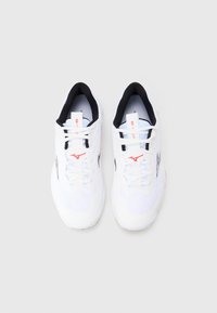 Fehér sportcipő hálós felsőrésszel, fekete részletekkel és piros logóval. Fűzővel, párnázott talppal és texturált kidolgozással.