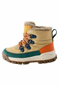 Beige und orange Winterstiefel mit einem flauschigen Kragen, texturierten Außensohle, bunten Schnürsenkeln und grünen Akzenten auf einem klobigen Design.