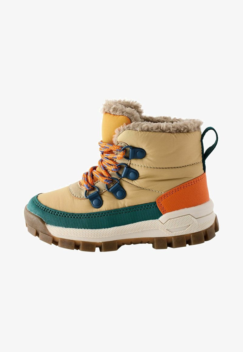 Bežiniai ir oranžiniai žieminiai batai su pūkuotu apvadu, tekstūruotu padu, spalvingomis raištelėmis ir žaliais akcentais ant masyvaus dizaino.