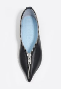 Czarny płaski but ze skóry z ostrym noskiem. Z przodu srebrny zamek błyskawiczny. Jasnoniebieskie wnętrze z wytłoczonym logo.