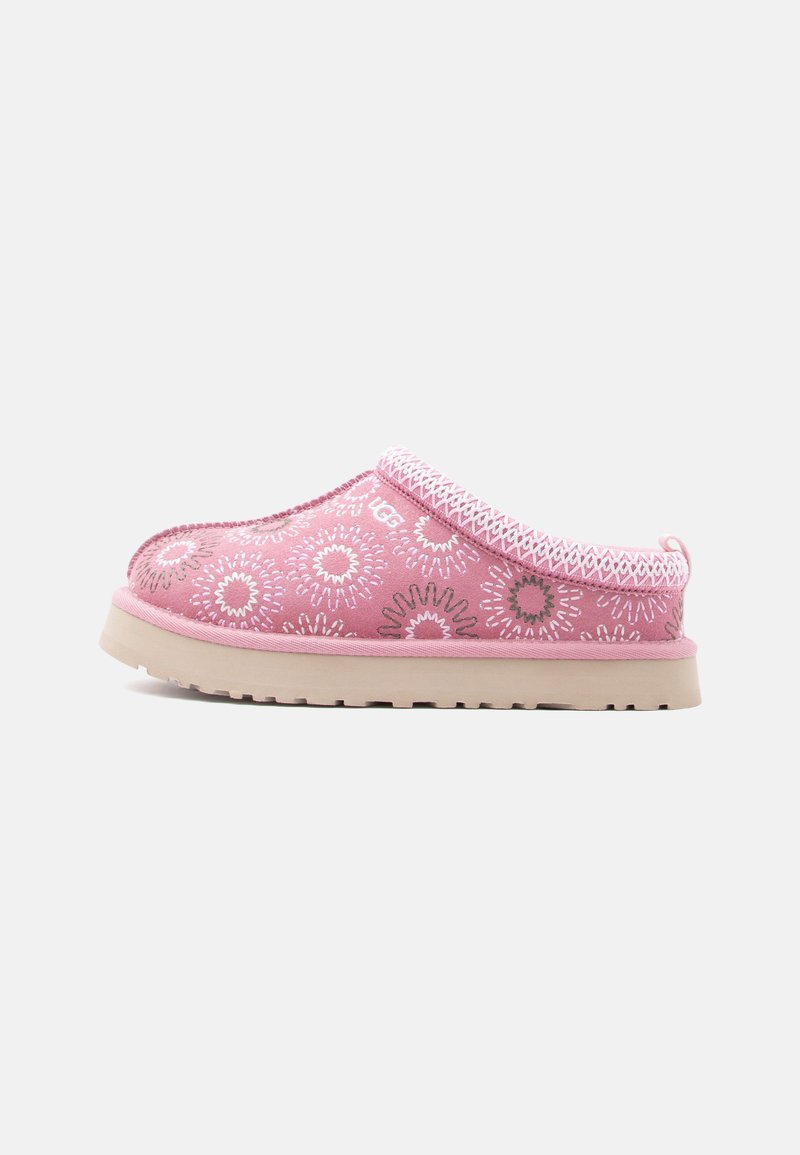 Ροζ παπούτσι slip-on με λευκά και γκρι λουλουδένια σχέδια, μαλακό πάτο και λεπτομέρεια στρίφωμα με ζιγκ-ζαγκ ραφή σε ελαφριά μπεζ εξωτερική σόλα από καουτσούκ.