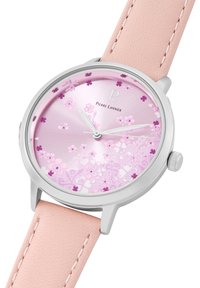 Reloj redondo con caja de metal plateada, esfera rosa con patrones florales y una suave correa de cuero rosa con detalles de costura.