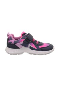 Dziecięce sneakersy w granatowym, różowym i fioletowym odcieniu. Posiadają teksturowaną syntetyczną cholewkę, rzep oraz białą gumową podeszwę.
