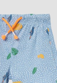 Shorts bleu clair avec une taille élastique dotée de cordons de serrage orange. Imprimés de motifs colorés d'oiseaux, de voitures et de feuilles.
