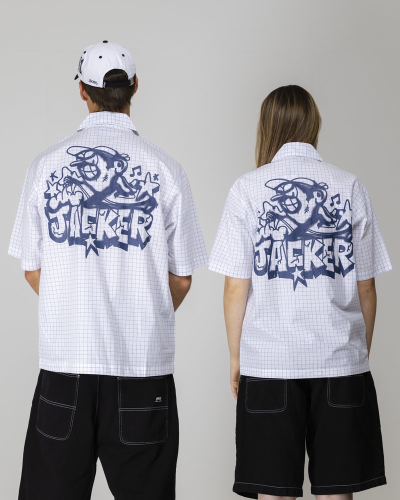 Kortermede, hvite rutete skjorter med blå graffiti-stil "JAEKER" på ryggen. Kombinert med svarte shorts med kontrasterende sømmer.
