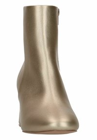 Bottine en simili cuir bronze métallique, avec une surface lisse et épurée, un bout rond et un design minimaliste.