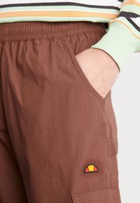 Ellesse DRILLAR - Oldalzsebes nadrágok - dark brown