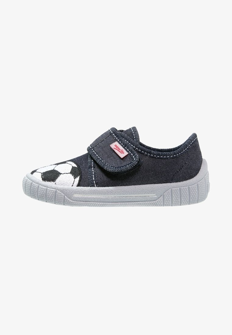 Baskets pour enfants bleu marine avec semelle grise, motif ballon de football sur l'avant et fermeture à bride velcro avec étiquette rouge "superfit".