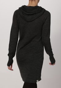 Robe à capuche gris foncé en tissu doux, dotée de manches longues, d'une coupe décontractée et d'une capuche, avec une petite étiquette de marque à l'ourlet.