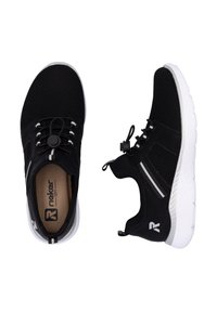 Schwarze Sportschuhe mit einem Netz-Obermaterial, elastischen Schnürsenkeln, weißer Sohle und dezenten grauen Akzenten, mit einem Logo an der Seite und im Inneren.