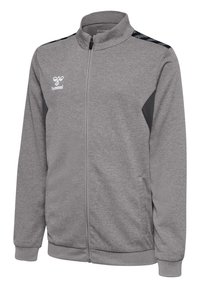 Grå sportjakke med fuld lynlås, sorte mønstrede skulderstriber, stående krave, ribmanchetter og hvid hummel-logo på brystet.