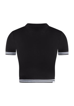 Top corto negro de manga corta con cuello alto. Presenta rayas horizontales blancas y grises en las mangas y una tela texturizada.