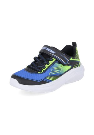 Zapatilla Skechers azul, negra y verde neón con suela blanca, cordones y una tira de velcro en la parte superior.