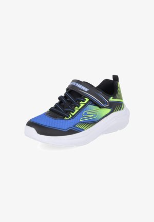 Baskets Skechers bleu, noir et vert néon avec semelle blanche, lacets et une bride à scratch sur le dessus.