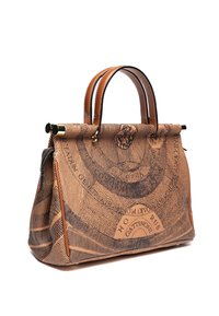 Sac à main marron à motif avec quincaillerie dorée, deux poignées en cuir et une forme structurée. Dispose d'une fermeture à rabat et d'une poche zippée sur le côté.