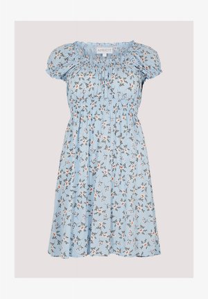 Lys blå kjole med blomsterprint, korte pufærmer, smocket liv og svajende nederdel. Lavet af let materiale.