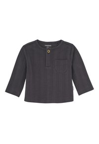 Donkergrijze babyshirt met lange mouwen, ronde hals, eenknops sluiting en een klein borstzakje.