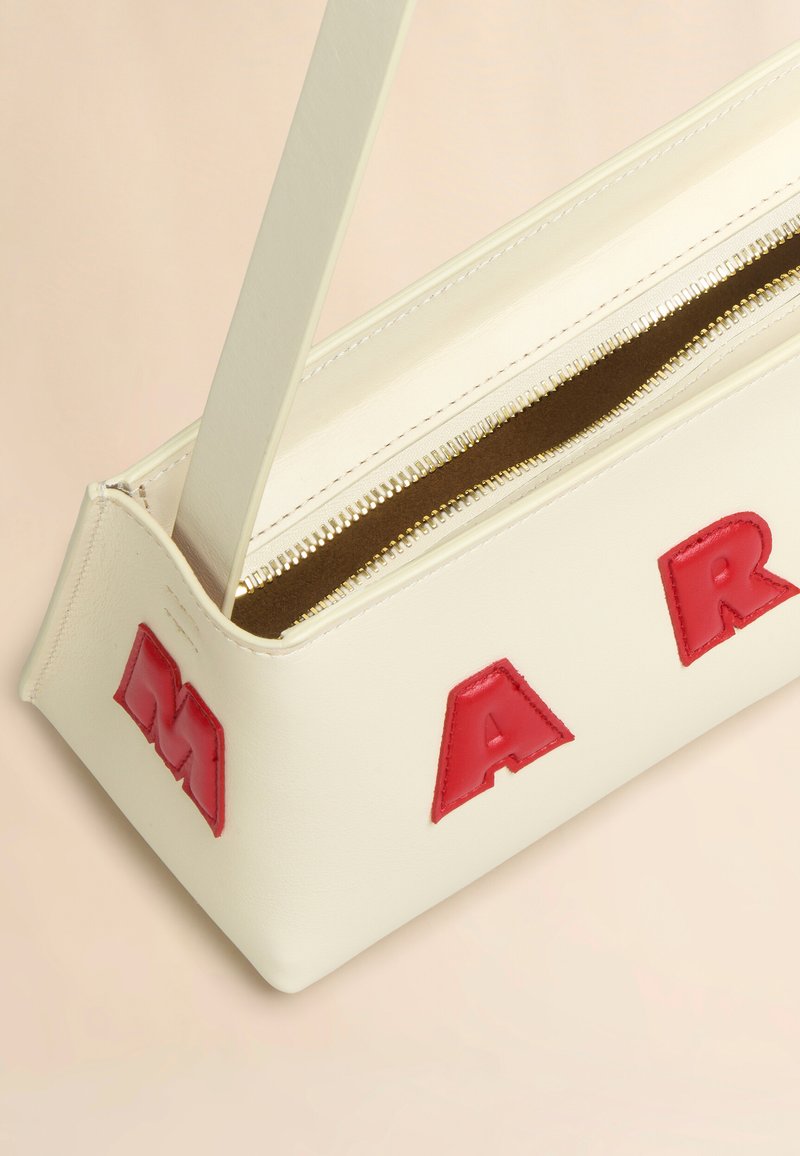 Borsa in pelle bianca con lettere rosse in rilievo "M", "A", "R". Presenta una cerniera dorata e una texture liscia, forma rettangolare e una tracolla sottile.