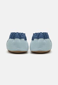 Scarpe in pelle slip-on con una morbida tomaia blu e colletto arricciato blu scuro. Suola in gomma piatta con texture sottile.