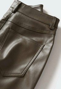 Olivgrüne Kunstlederhose mit hoher Taille, detaillierten Nähten und einer einzelnen Gesäßtasche. Glatte Textur mit minimalen Designelementen.