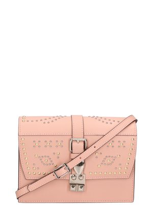 Sac à main en simili cuir rose avec des clous argentés et dorés, forme rectangulaire, fermeture à rabat, bandoulière réglable et détail de boucle décoratif.