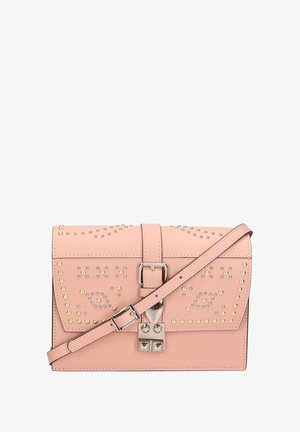 Roze nepleer handtas met zilveren en gouden studs, rechthoekige vorm, klepafsluiting, verstelbare schouderriem en decoratieve gespdetail.