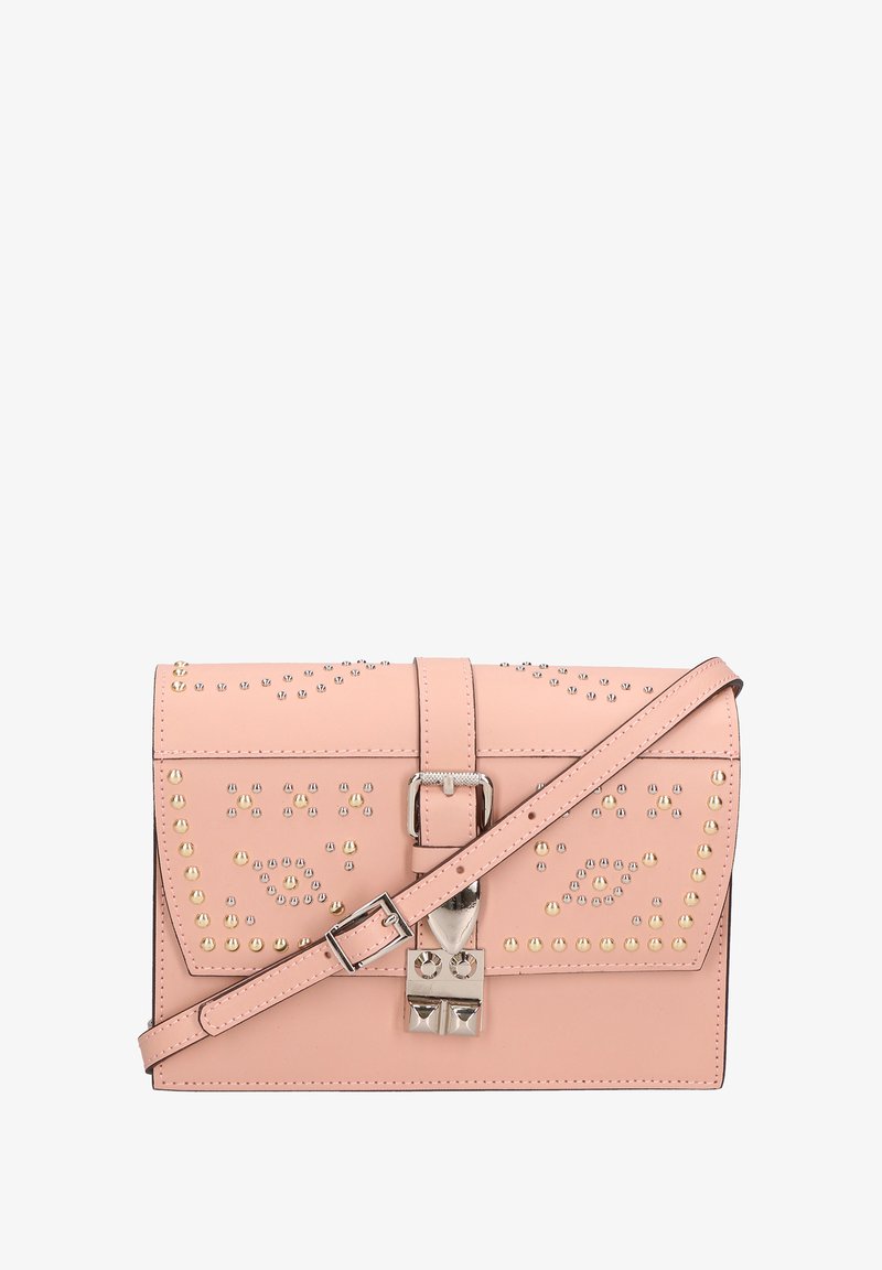 Borsa a tracolla in finta pelle rosa con borchie argentate e dorate, forma rettangolare, chiusura a pattina, tracolla regolabile e dettaglio decorativo con fibbia.