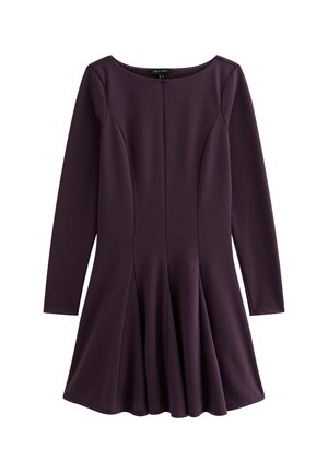 Robe longue violette à manches longues avec un col rond, buste cintré, jupe évasée, tissu à texture douce et détails de couture sur le devant.