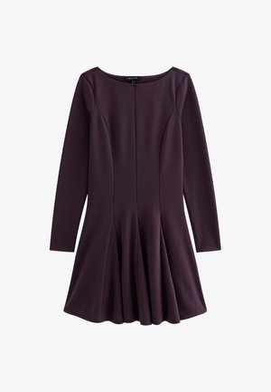 Abito lungo a maniche con un colore viola, scollatura rotonda, corpetto aderente, gonna svasata, tessuto morbido e dettagli cuciti lungo la parte anteriore.