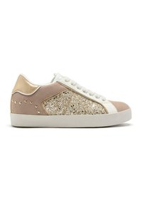 Sneaker in rosa chiaro e oro, caratterizzato da un pannello glitterato testurizzato, dettagli in pelle liscia e suola in gomma bianca. Design con stringhe frontali.