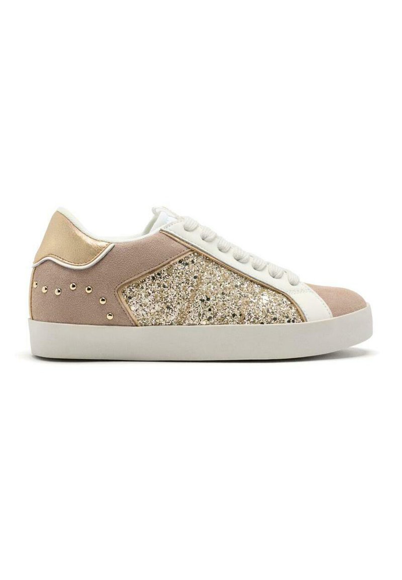 Sneaker in rosa chiaro e oro, caratterizzato da un pannello glitterato testurizzato, dettagli in pelle liscia e suola in gomma bianca. Design con stringhe frontali.