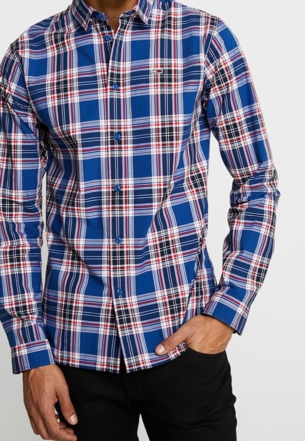 Niebiesko-czerwona biała koszula w kratę na guziki z długimi rękawami i kołnierzykiem, z naszywką z logo na piersi i dopasowanym krojem.