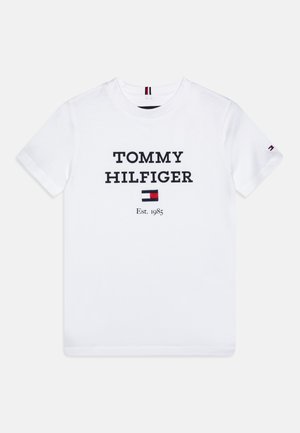 Biały T-shirt z krótkim rękawem i okrągłym dekoltem, z napisem „Tommy Hilfiger”, logo i nadrukiem "Est. 1985" na przodzie.