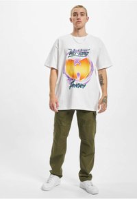 Upscale by Mister Tee Marškinėliai su spaudiniu - white