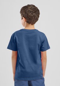 Navyblauwe katoenen t-shirt met korte mouwen, een ronde halslijn en een gladde textuur. De achterkant is eenvoudig zonder extra details.