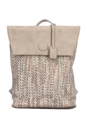 Sac à dos tissé beige et multicolore avec un rabat lisse beige, une poignée supérieure et une petite étiquette en cuir de marque suspendue au rabat.