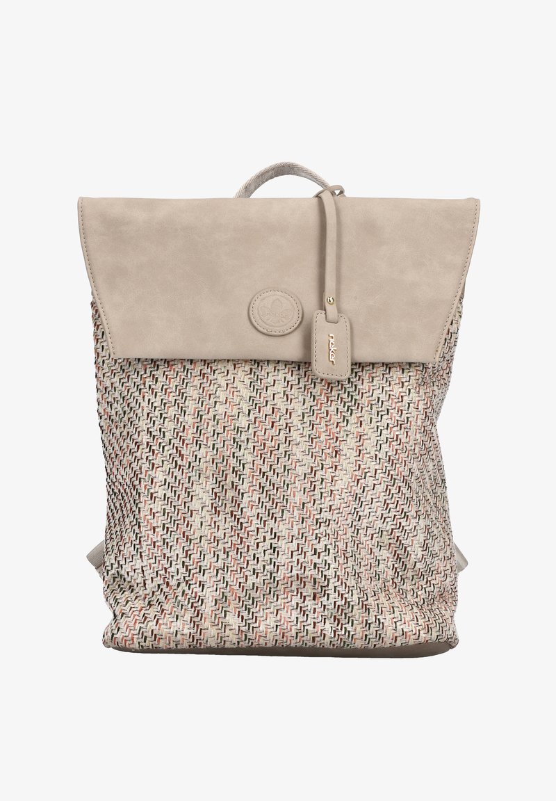 Sac à dos tissé beige et multicolore avec un rabat lisse beige, une poignée supérieure et une petite étiquette en cuir de marque suspendue au rabat.