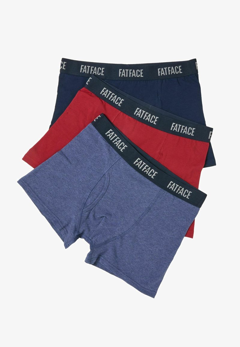 Trois paires de boxers pour hommes en bleu marine, rouge et bleu chiné, chacun avec une ceinture noire imprimée "FATFACE" en blanc.