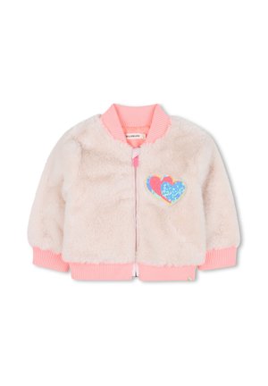 Giacca bomber in pelliccia sintetica di colore rosa chiaro con polsini e colletto a coste. Presenta una patch a forma di cuore sequenziato nei colori blu, rosa e oro sul davanti.