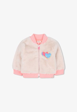 Kurtka bomber z sztucznego futra w jasnoróżowym kolorze z prążkowanymi mankietami i kołnierzem. Z przodu znajduje się aplikacja w kształcie serca z cekinów w kolorze niebieskim, różowym i złotym.