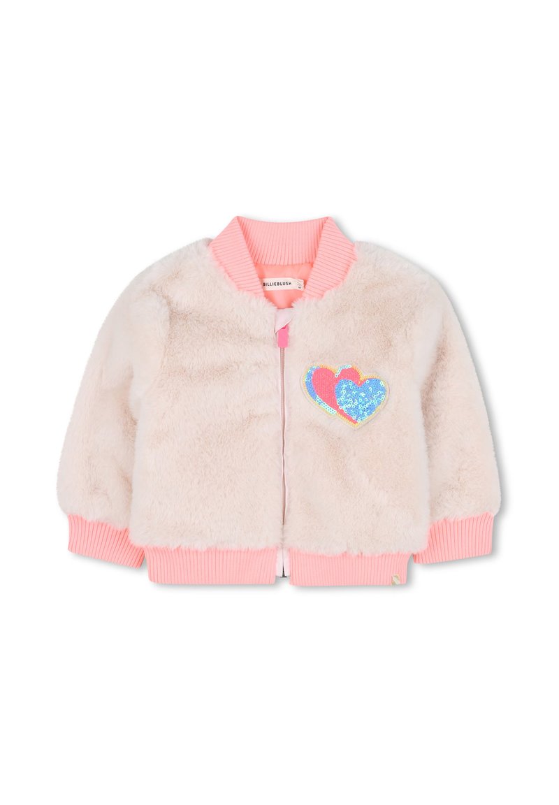 Kurtka bomber z sztucznego futra w jasnoróżowym kolorze z prążkowanymi mankietami i kołnierzem. Z przodu znajduje się aplikacja w kształcie serca z cekinów w kolorze niebieskim, różowym i złotym.